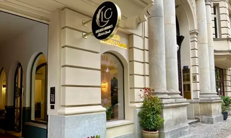 1 or 2 women's haircuts including & blow-dry for shoulder-length hair for 1 person (save up to 44%)