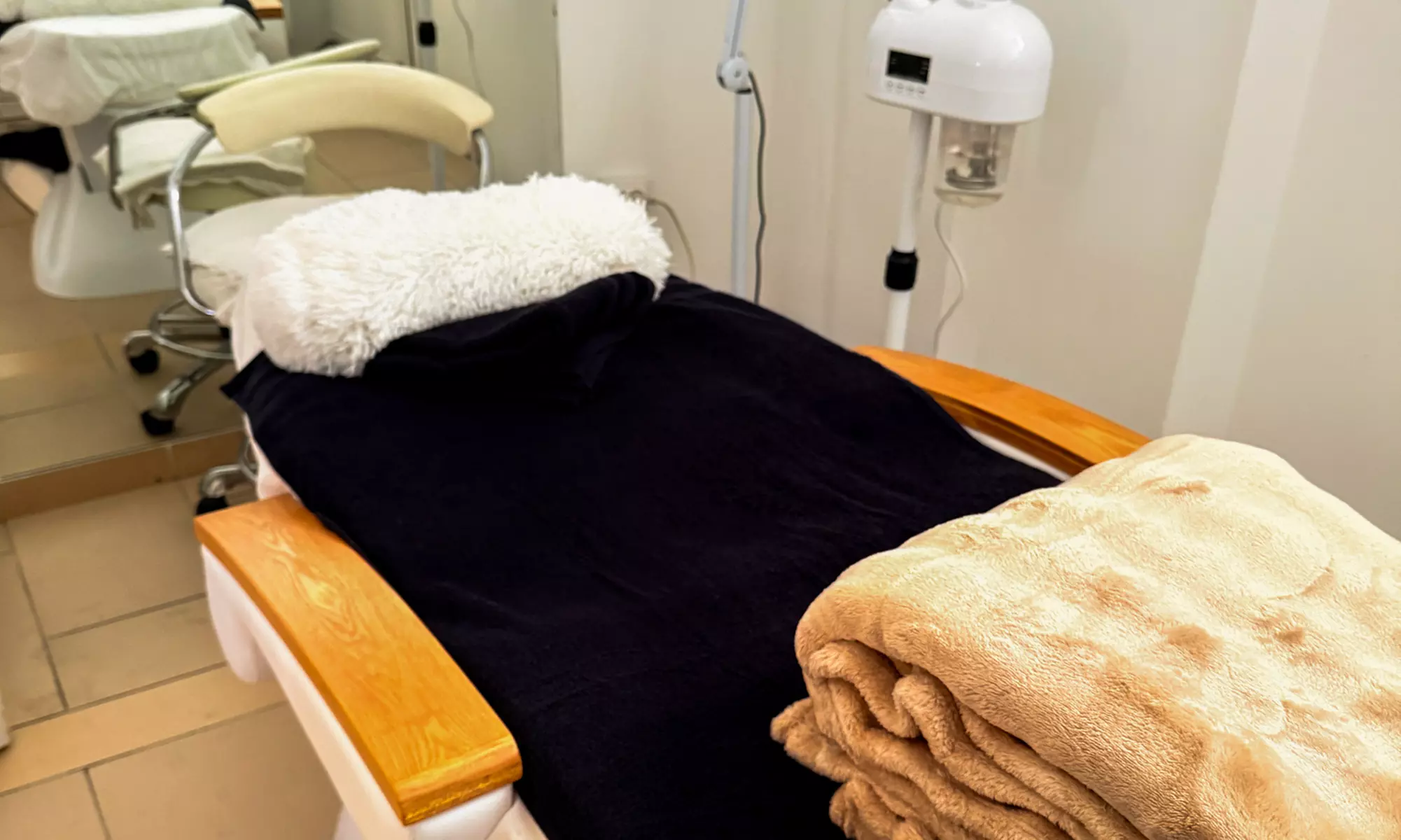 balancing with microneedling + salmon DNA or Aquafacial for 1 person (save up to 59%)