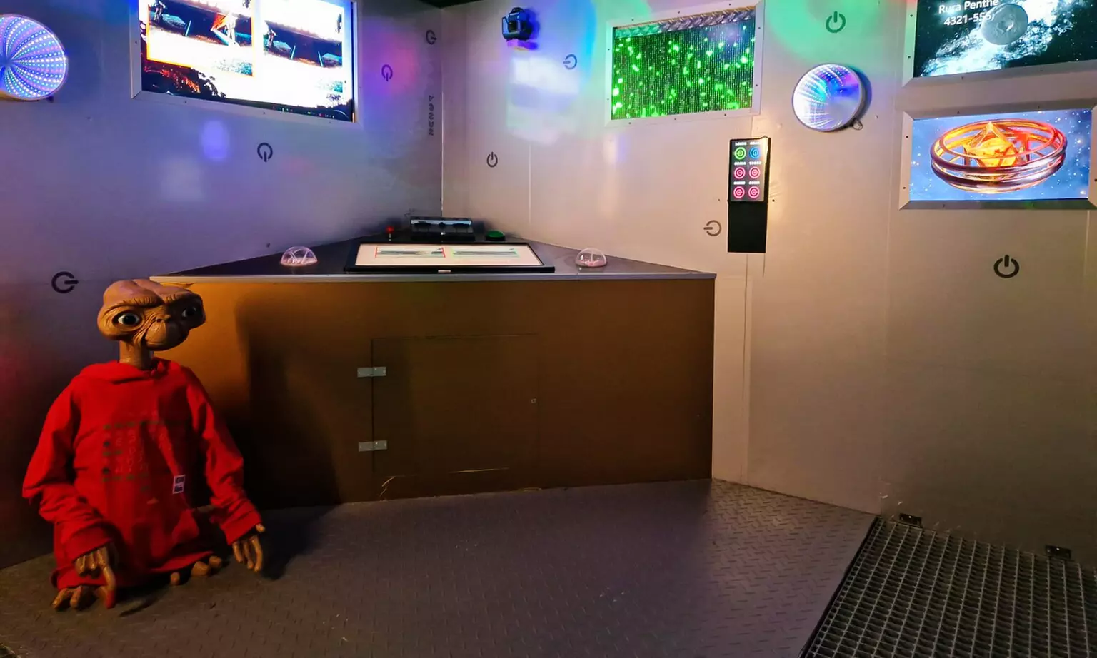 60-minute escape room "ET's Homecoming" for up to 4 players at Ticking Clock