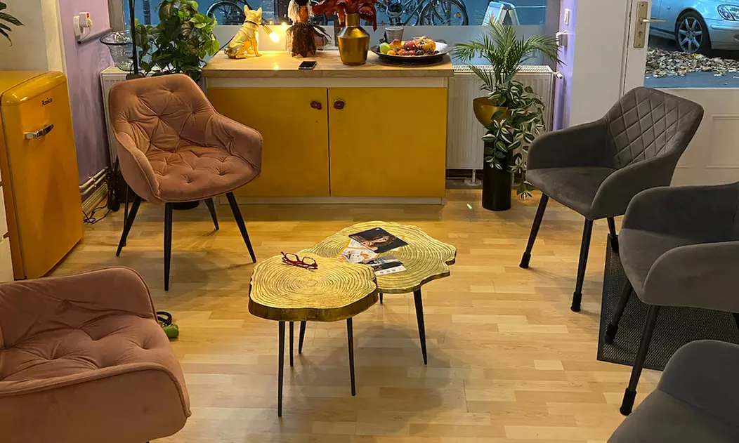 Hyaluronic acid wrinkle treatment: 1 or 2 ml of hyaluronic acid in 1 or 2 zones of your choice for 1 person (save up to 56%)