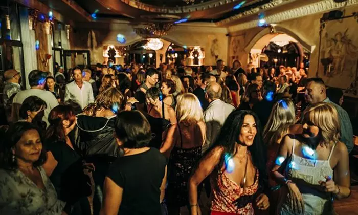 Ticket for "Early Dance": Saturdays from 6 pm at Egg Bowl Dahlem (save 23%)