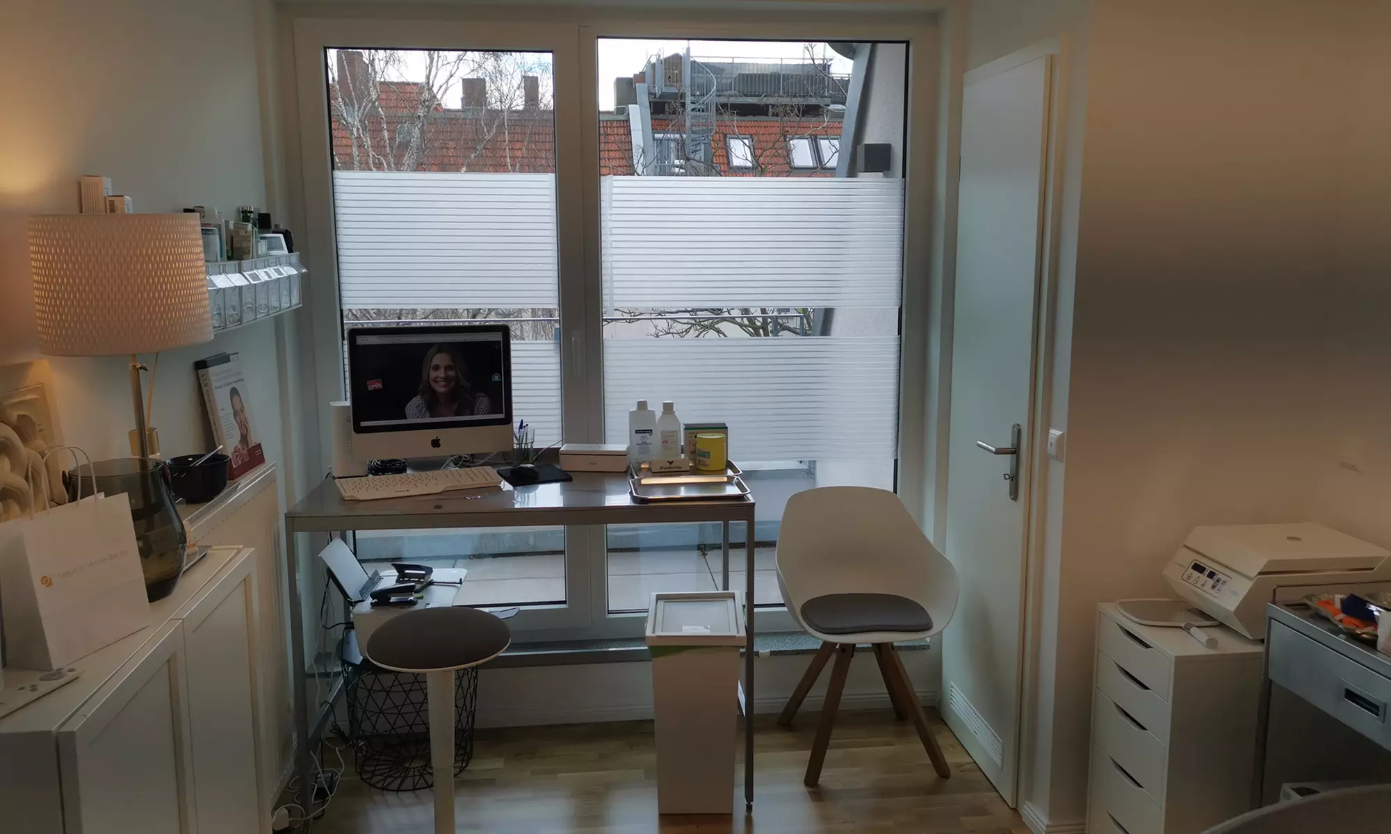 Thread lift with 6 or 12 double-screw threads for women aged 40 and over at MEDICALVERDE (save up to 61%)