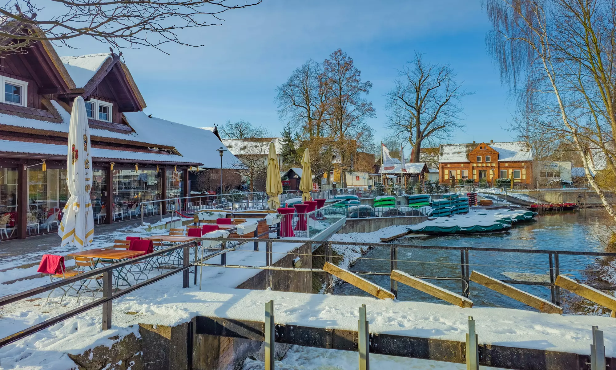 Winter magic on the water: 1-hour mulled wine boat trip with mulled wine & tea for 2 or 4 people (save up to 22%)