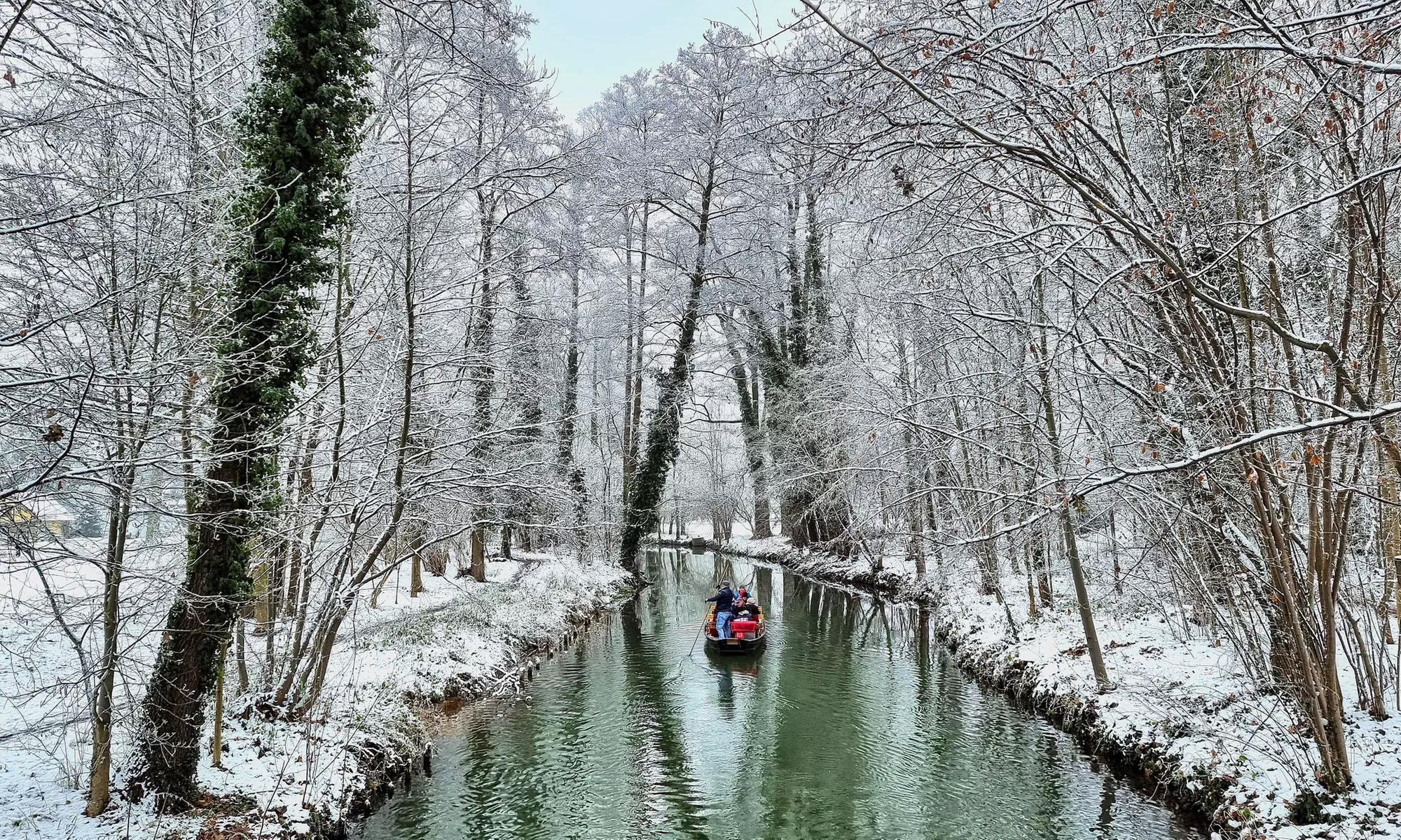 Winter magic on the water: 1-hour mulled wine boat trip with mulled wine & tea for 2 or 4 people (save up to 22%)