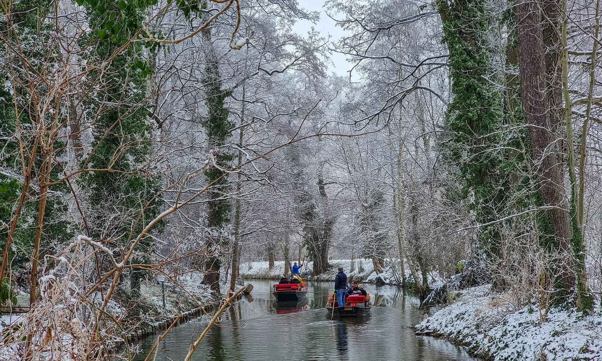Winter magic on the water: 1-hour mulled wine boat trip with mulled wine & tea for 2 or 4 people (save up to 22%)