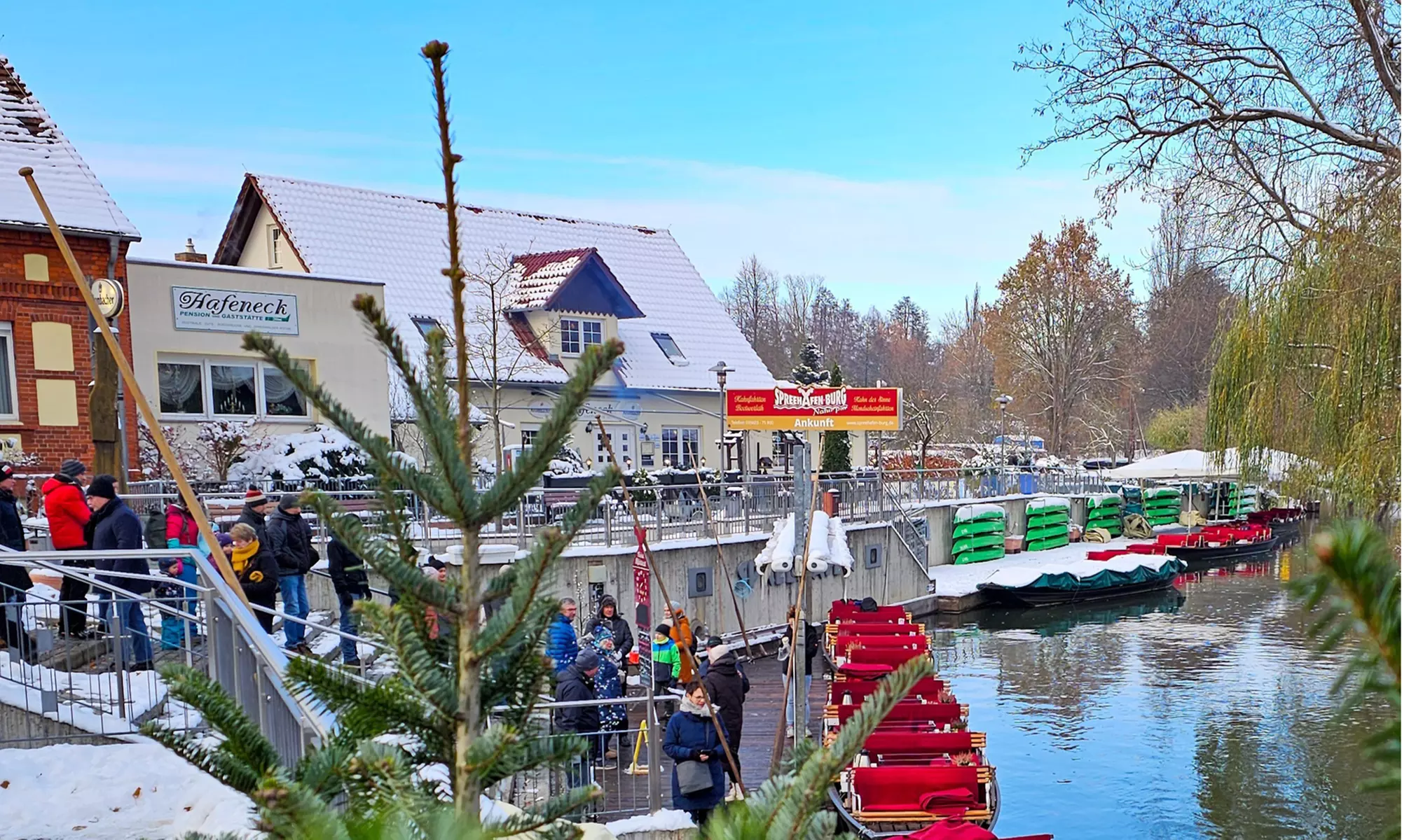 Winter magic on the water: 1-hour mulled wine boat trip with mulled wine & tea for 2 or 4 people (save up to 22%)