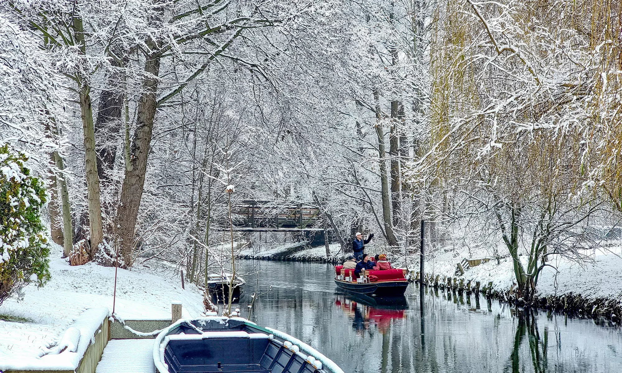 Winter magic on the water: 1-hour mulled wine boat trip with mulled wine & tea for 2 or 4 people (save up to 22%)